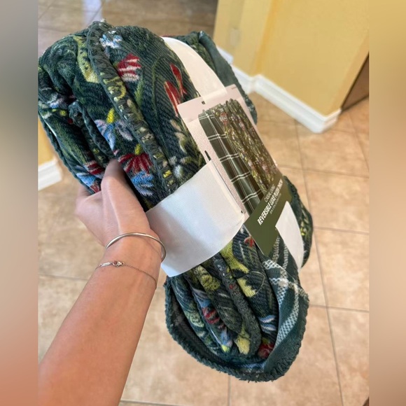 Brand New! Casual Living’s Reversible Luxe Plush Throw Blanket! - Picture 2 of 4